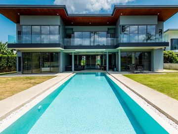 4-Bedroom Lagoon & Golf View Villa In Laguna Homes