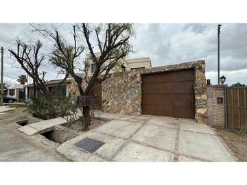 VENDE CASA EN LOS AROMOS barrio cerrado