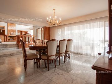 Casa en Venta con Alberca en Bugambilias 2da Sección Sur