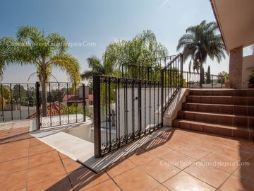Casa en Venta con Alberca en Bugambilias 2da Sección Sur