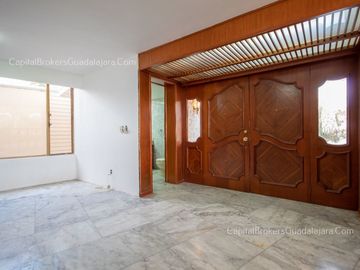Casa en Venta con Alberca en Bugambilias 2da Sección Sur