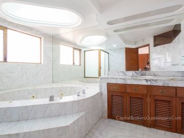 Casa en Venta con Alberca en Bugambilias 2da Sección Sur
