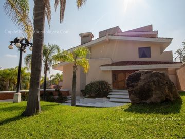 Casa en Venta con Alberca en Bugambilias 2da Sección Sur