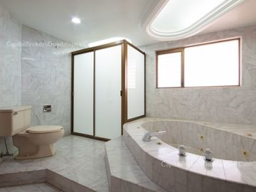 Casa en Venta con Alberca en Bugambilias 2da Sección Sur