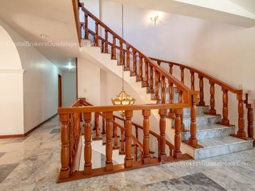 Casa en Venta con Alberca en Bugambilias 2da Sección Sur