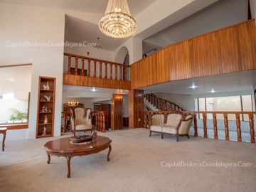 Casa en Venta con Alberca en Bugambilias 2da Sección Sur