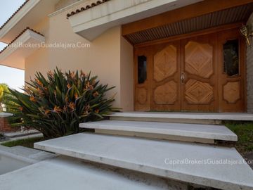 Casa en Venta con Alberca en Bugambilias 2da Sección Sur