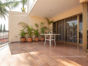 Casa en Venta con Alberca en Bugambilias 2da Sección Sur