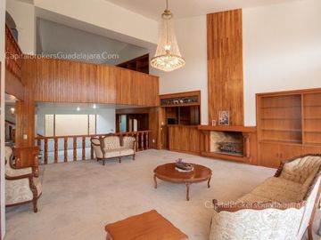 Casa en Venta con Alberca en Bugambilias 2da Sección Sur