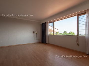 Casa en Venta con Alberca en Bugambilias 2da Sección Sur