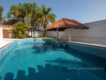 Casa en Venta con Alberca en Bugambilias 2da Sección Sur