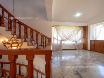 Casa en Venta con Alberca en Bugambilias 2da Sección Sur