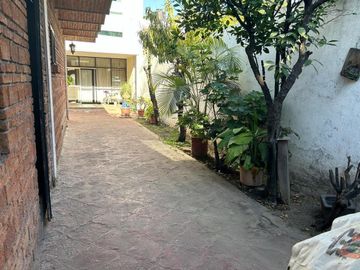 VENTA  DE CASA EN CHAPULTEPEC COUNTRY.  INVERSIÓN, ZONA FIANCIERA DE GDL.
