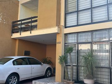 VENTA  DE CASA EN CHAPULTEPEC COUNTRY.  INVERSIÓN, ZONA FIANCIERA DE GDL.