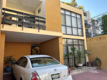 VENTA  DE CASA EN CHAPULTEPEC COUNTRY.  INVERSIÓN, ZONA FIANCIERA DE GDL.
