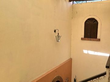 VENTA  DE CASA EN CHAPULTEPEC COUNTRY.  INVERSIÓN, ZONA FIANCIERA DE GDL.