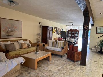 VENTA  DE CASA EN CHAPULTEPEC COUNTRY.  INVERSIÓN, ZONA FIANCIERA DE GDL.