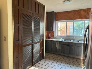 VENTA  DE CASA EN CHAPULTEPEC COUNTRY.  INVERSIÓN, ZONA FIANCIERA DE GDL.