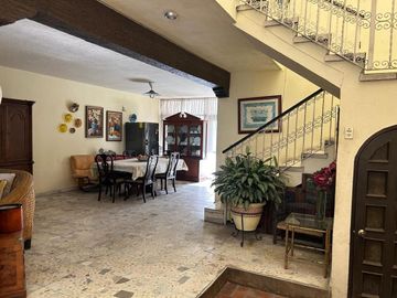 VENTA  DE CASA EN CHAPULTEPEC COUNTRY.  INVERSIÓN, ZONA FIANCIERA DE GDL.