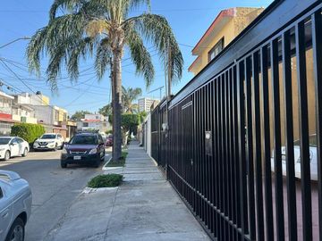 VENTA  DE CASA EN CHAPULTEPEC COUNTRY.  INVERSIÓN, ZONA FIANCIERA DE GDL.