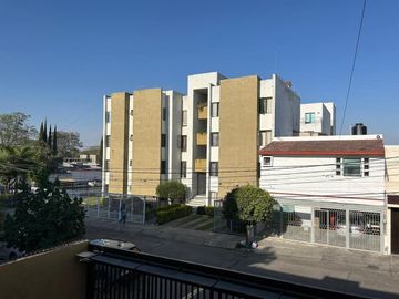 VENTA  DE CASA EN CHAPULTEPEC COUNTRY.  INVERSIÓN, ZONA FIANCIERA DE GDL.