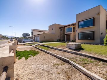 Amplia casa de dos pisos en condominio, sector La Serena Golf