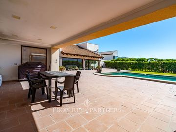 Amplia casa de dos pisos en condominio, sector La Serena Golf