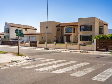 Amplia casa de dos pisos en condominio, sector La Serena Golf