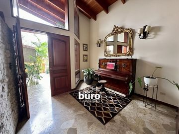 HERMOSA CASA EN VENTA MUY BIEN UBICADA EN AURORA MIRAFLORES