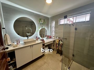 HERMOSA CASA EN VENTA MUY BIEN UBICADA EN AURORA MIRAFLORES
