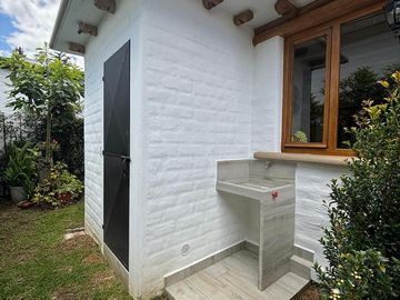 VENTA HERMOSA CASA NUEVA  - 3 DORMITORIOS - ESTUDIO - SALA DE ESTAR- SANTA ROSA - TUMBACO