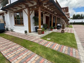 VENTA HERMOSA CASA NUEVA  - 3 DORMITORIOS - ESTUDIO - SALA DE ESTAR- SANTA ROSA - TUMBACO