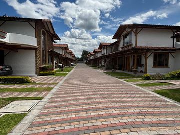 VENTA HERMOSA CASA NUEVA  - 3 DORMITORIOS - ESTUDIO - SALA DE ESTAR- SANTA ROSA - TUMBACO