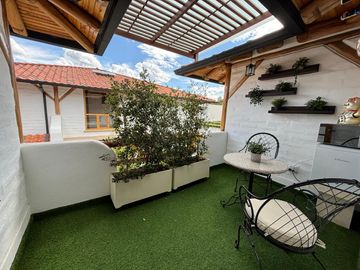 VENTA HERMOSA CASA NUEVA  - 3 DORMITORIOS - ESTUDIO - SALA DE ESTAR- SANTA ROSA - TUMBACO