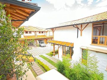 VENTA HERMOSA CASA NUEVA  - 3 DORMITORIOS - ESTUDIO - SALA DE ESTAR- SANTA ROSA - TUMBACO