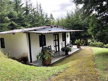 CASA CAMPESTRE EN CONJUNTO CERRADO EN LA VIA SAN ANTONIO LA CEJA.
