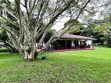 CASA CAMPESTRE EN CONJUNTO CERRADO EN LA VIA SAN ANTONIO LA CEJA.
