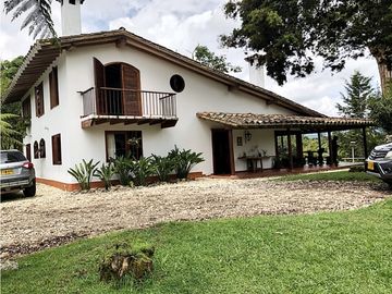 CASA CAMPESTRE EN CONJUNTO CERRADO EN LA VIA SAN ANTONIO LA CEJA.