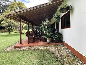 CASA CAMPESTRE EN CONJUNTO CERRADO EN LA VIA SAN ANTONIO LA CEJA.