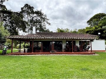 CASA CAMPESTRE EN CONJUNTO CERRADO EN LA VIA SAN ANTONIO LA CEJA.
