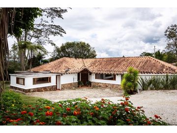 Casa en unidad cerrada cerca a San Antonio