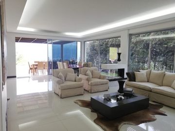 CASA EN EL RETIRO EN CONJUNTO CERRADO