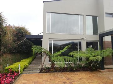 CASA EN EL RETIRO EN CONJUNTO CERRADO