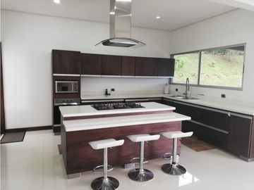 CASA EN EL RETIRO EN CONJUNTO CERRADO