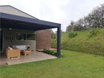 CASA EN EL RETIRO EN CONJUNTO CERRADO