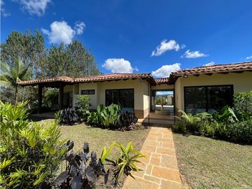 Casa campestre de 330 M² , 4 habitaciones ubicada en Quirama