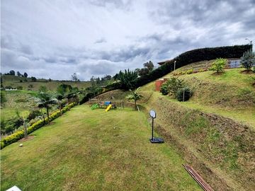 Finca Campestre de Ensueño en 9,000 m2: ¡Todo Incluido!