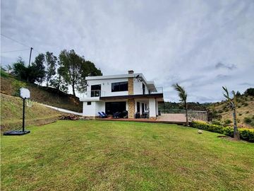 Finca Campestre de Ensueño en 9,000 m2: ¡Todo Incluido!