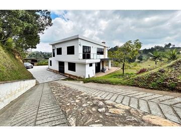 Finca Campestre de Ensueño en 9,000 m2: ¡Todo Incluido!