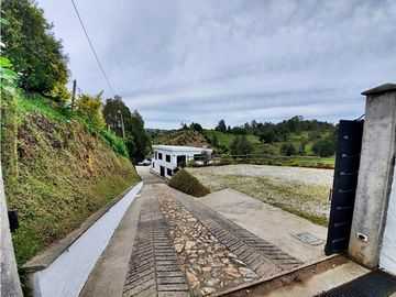 Finca Campestre de Ensueño en 9,000 m2: ¡Todo Incluido!